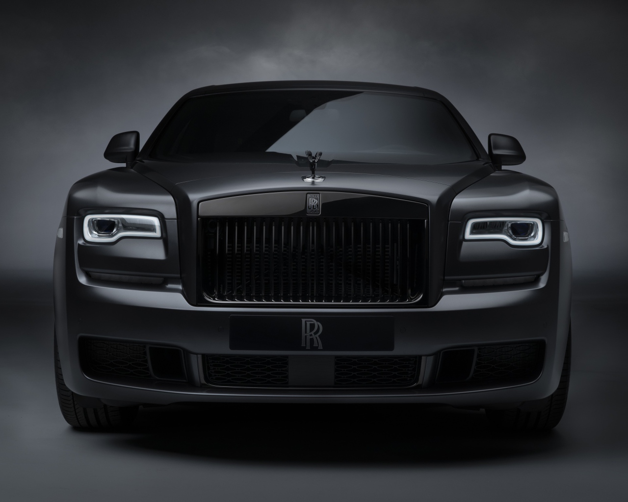 Автомобиль Rolls-Royce Ghost, 2019 года вид спереди
