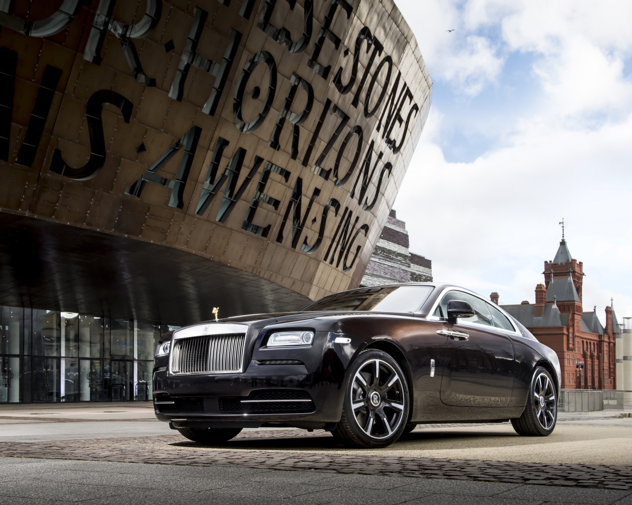 Черный автомобиль Rolls-Royce Wraith в городе