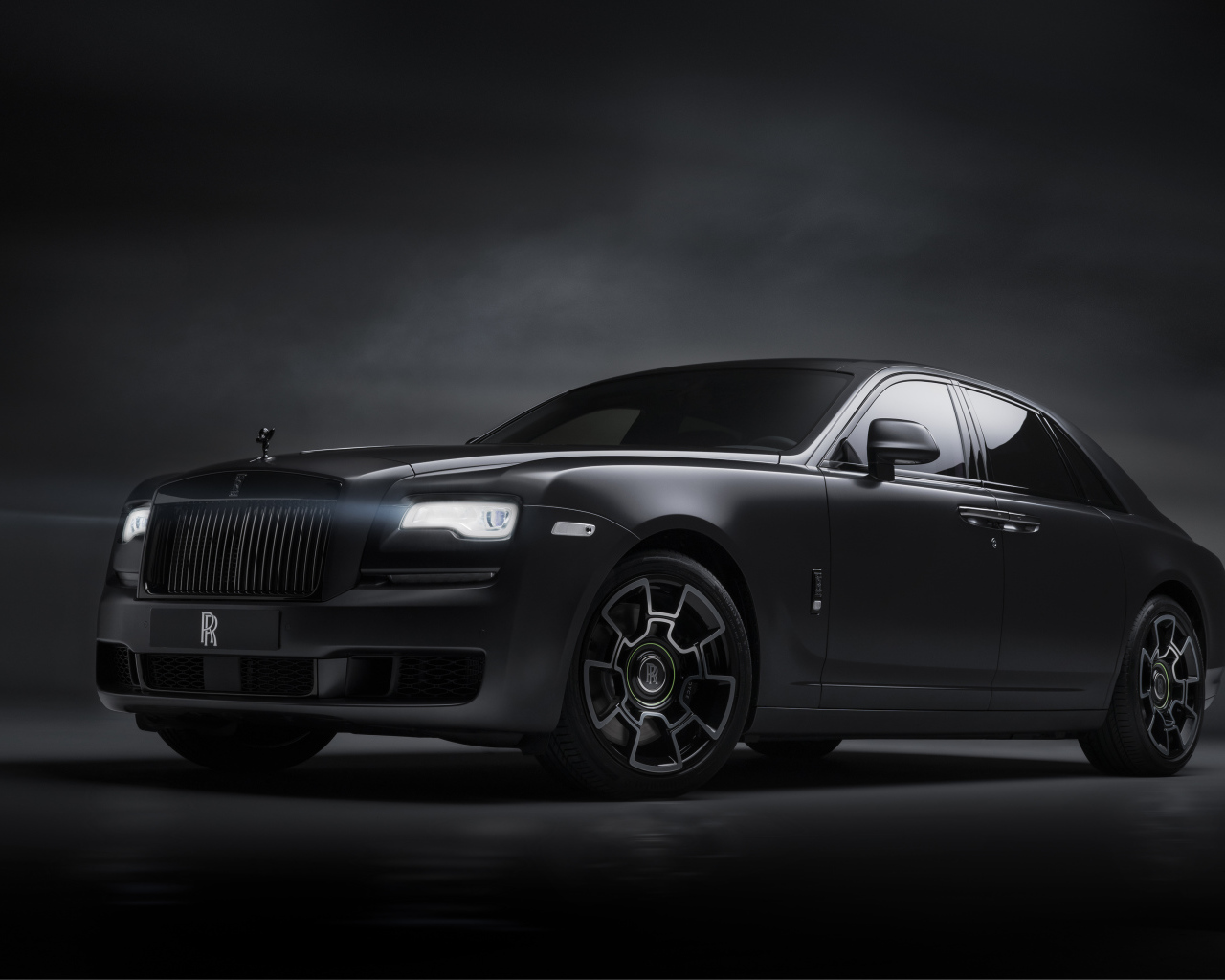 Черный стильный автомобиль Rolls-Royce Ghost  2019 года 