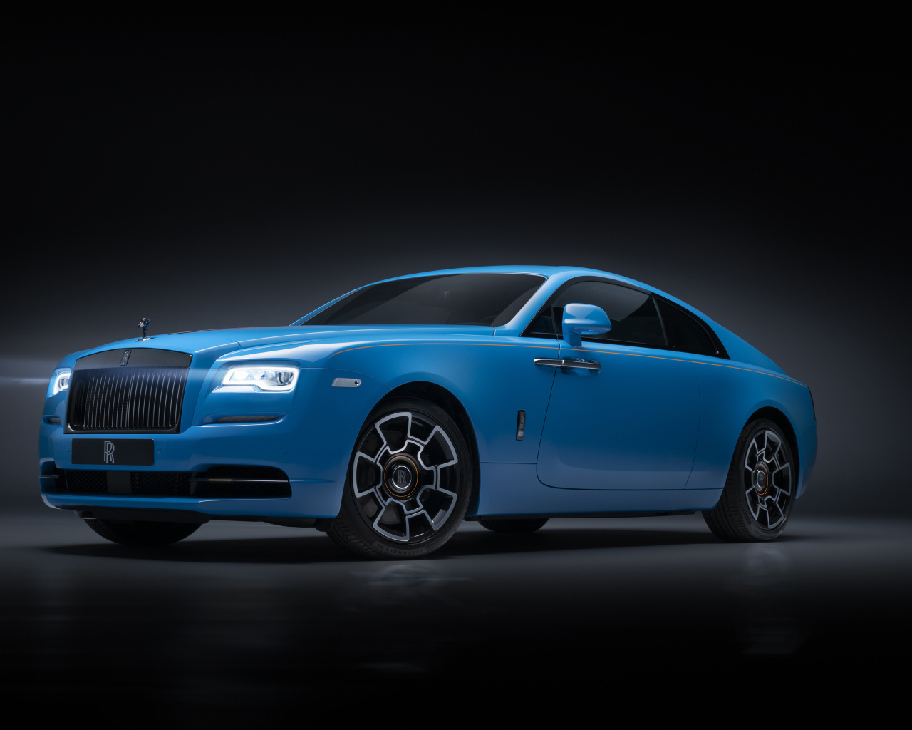Голубой автомобиль Rolls-Royce Wraith, 2019 года на сером фоне
