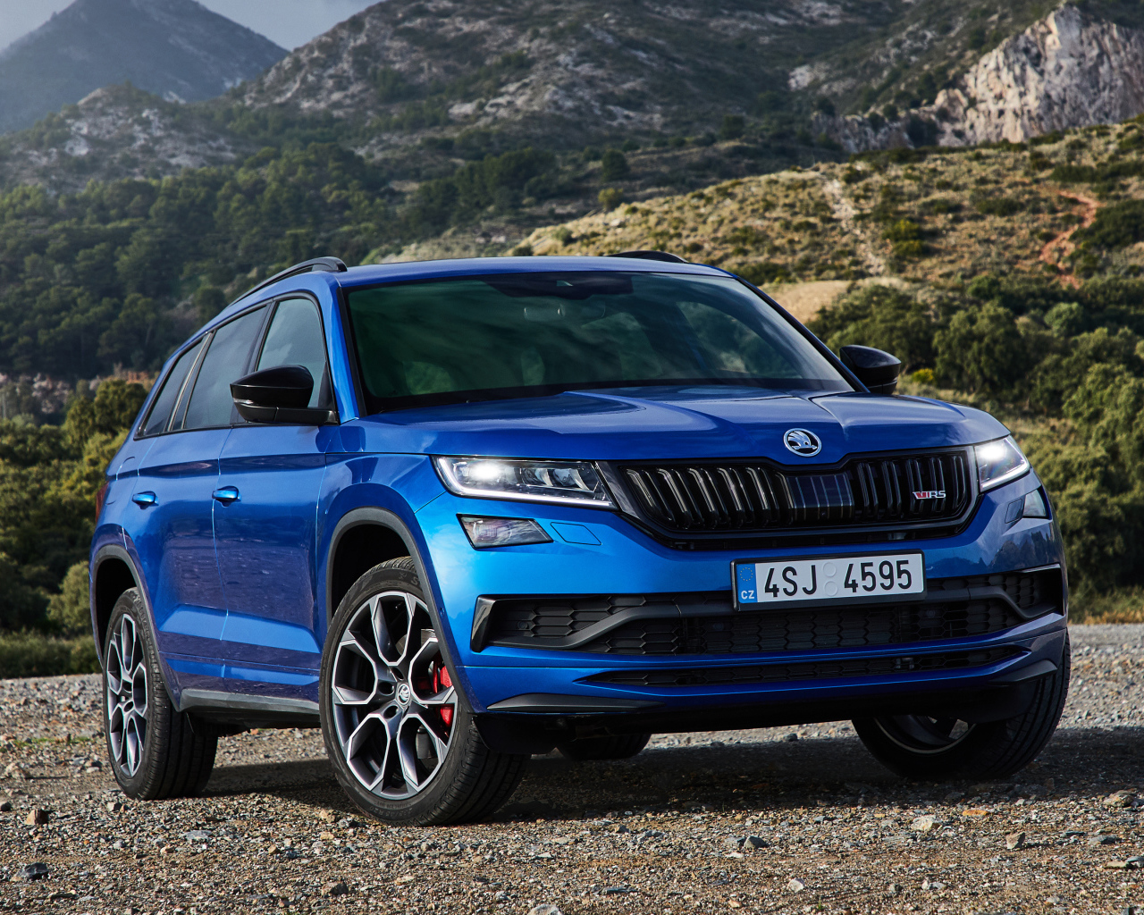 Синий автомобиль Skoda Kodiaq RS 2019 года в горах 
