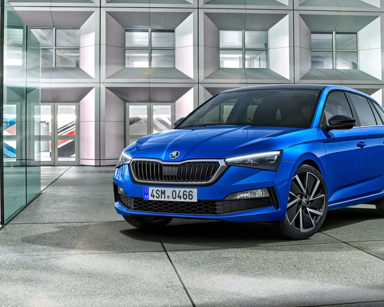 Синий автомобиль Skoda Scala 2019 года в автосалоне