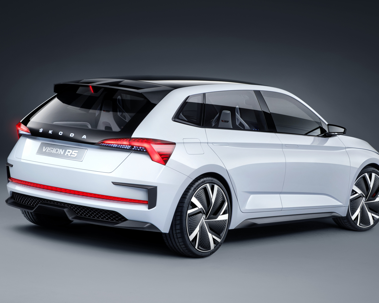 Автомобиль Skoda Vision RS 2018 года вид сзади
