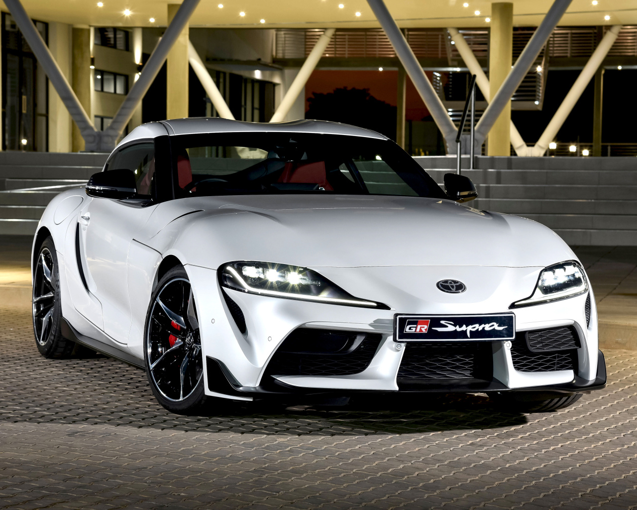 Белый автомобиль Toyota GR Supra 2019 года