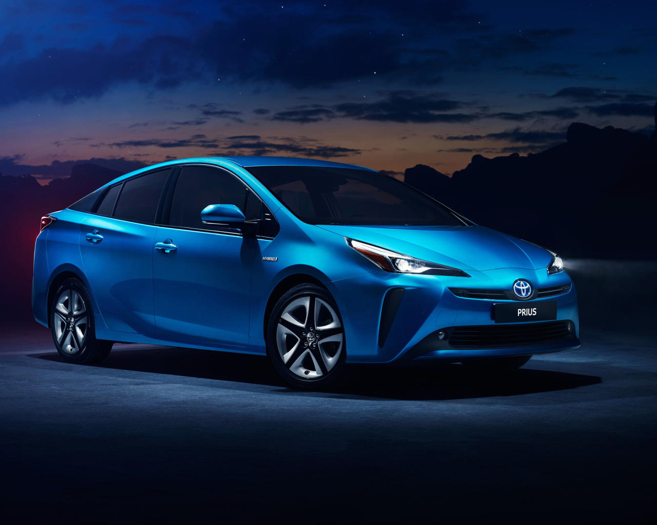 Синий автомобиль Toyota Prius 2019 года в свете луны 
