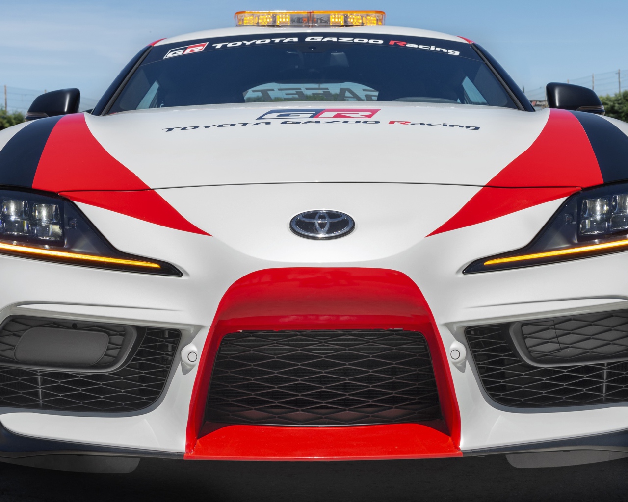Автомобиль Toyota GR Supra Safety Car, 2019 года крупным планом