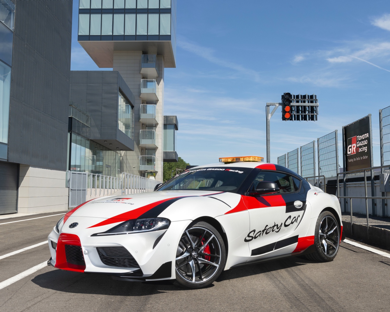 Автомобиль Toyota GR Supra Safety Car, 2019 года на улице