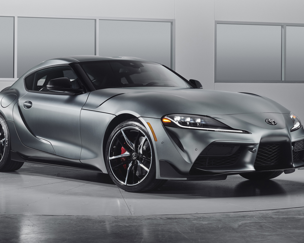 Серебристый спортивный автомобиль Toyota GR Supra, 2020 года