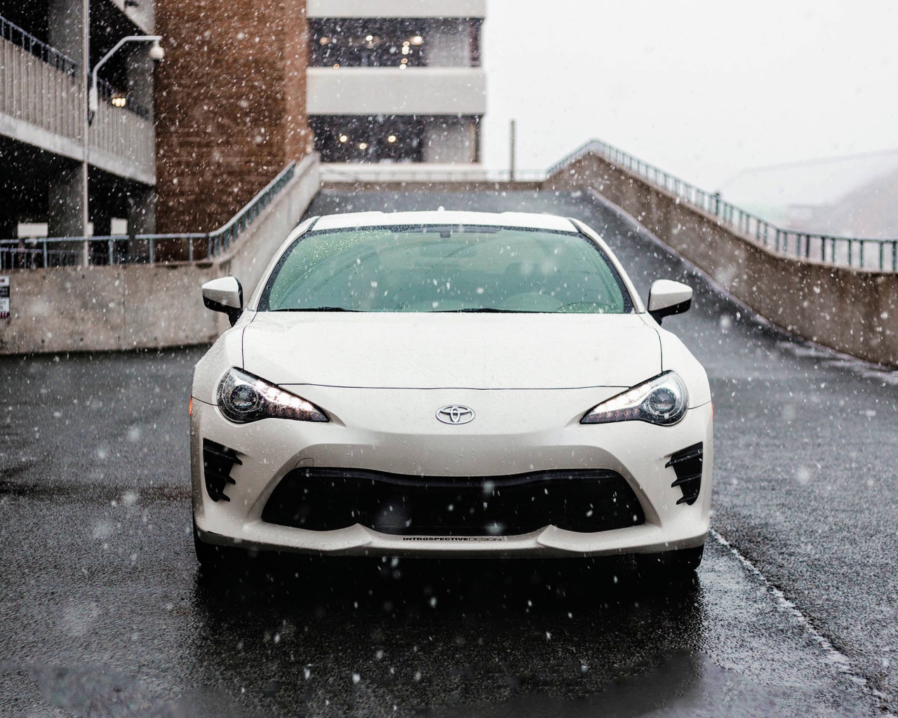 Белый автомобиль Toyota Supra на улице зимой