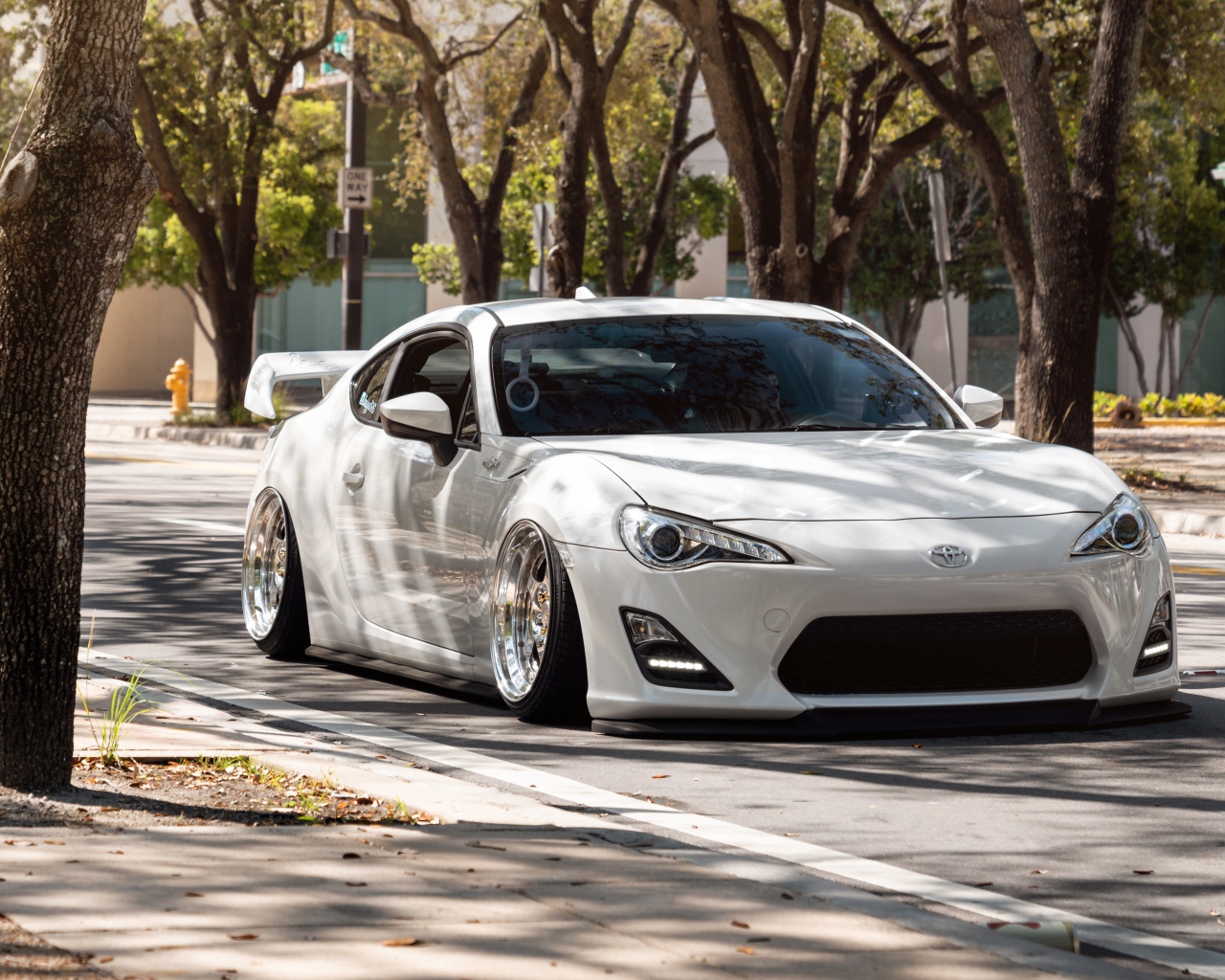 Белый спортивный автомобиль  Toyota 86, 2019 года в городе