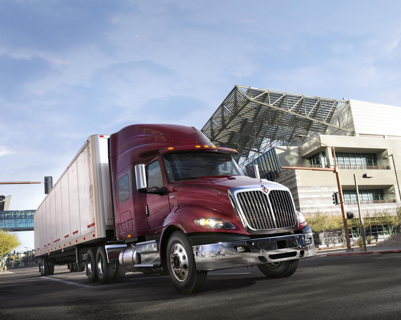 Большой грузовик в городе