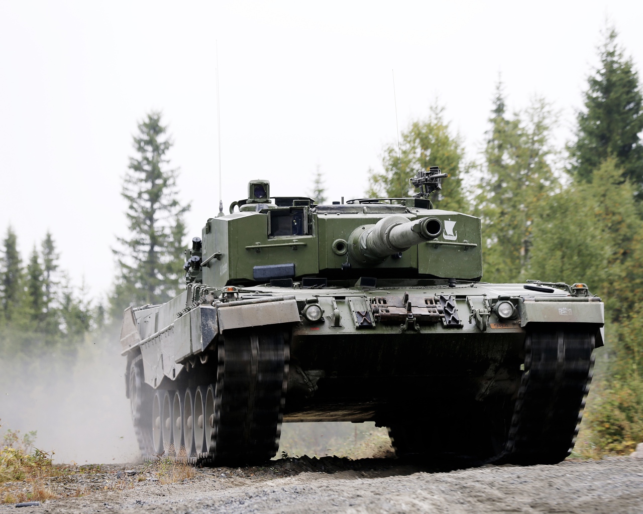 Зеленый танк Леопард 2