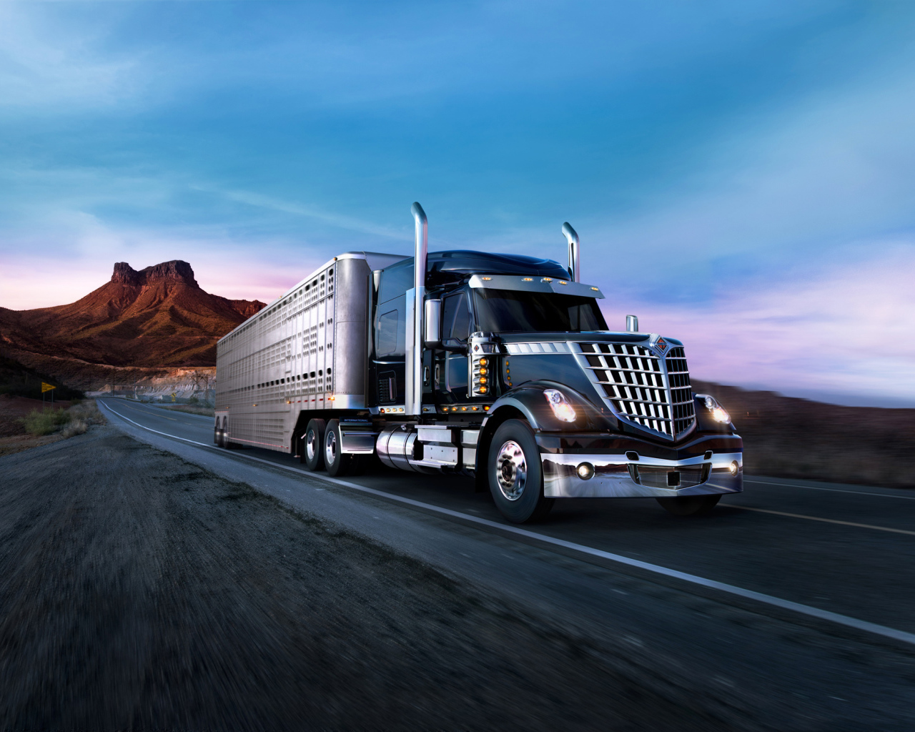 Грузовик International Lone Star на трассе на фоне гор