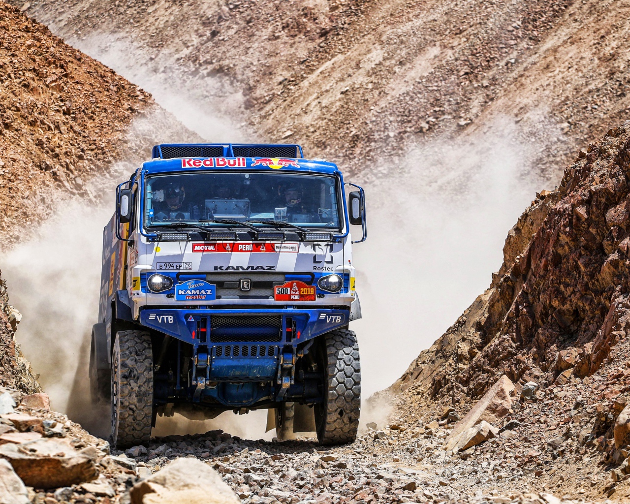 Спортивный камаз на бездорожье на соревновании по  Ралли 