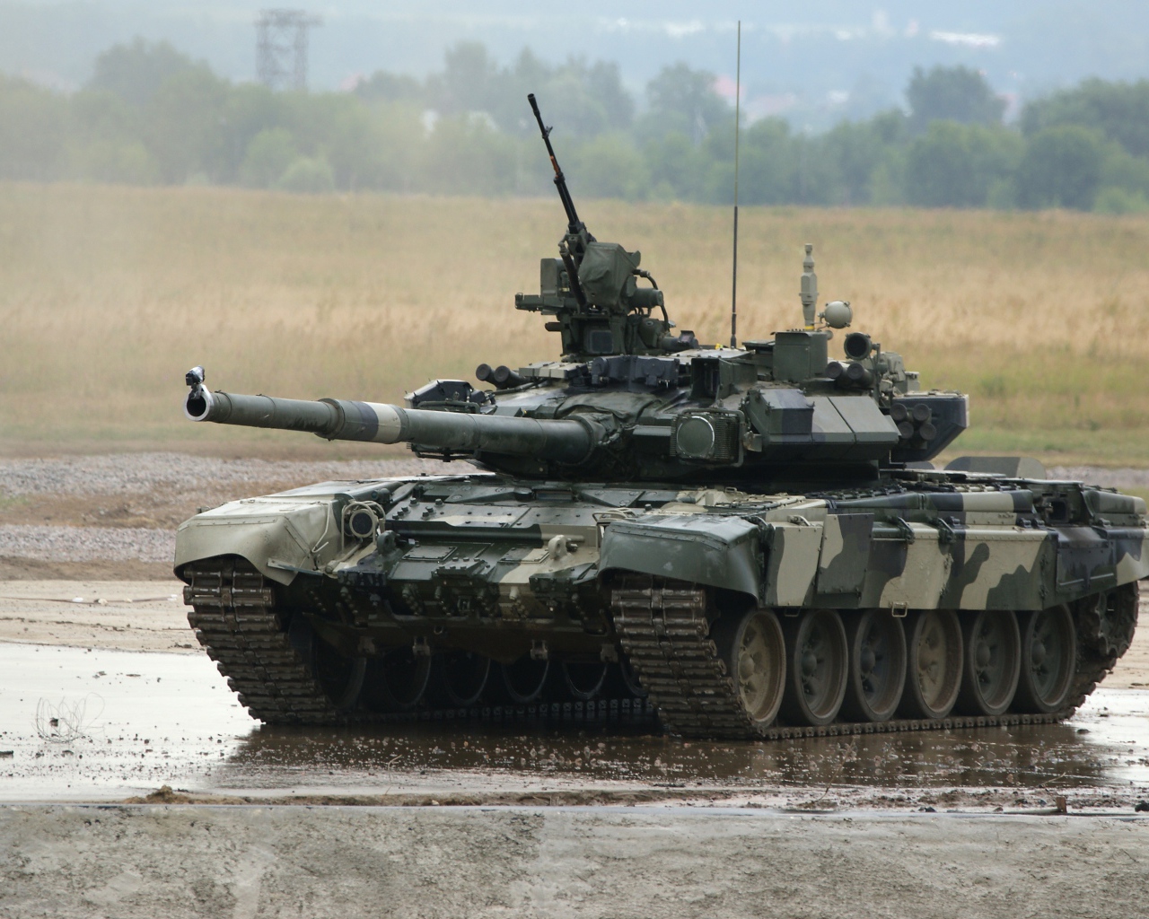 Танк T-90 в грязи