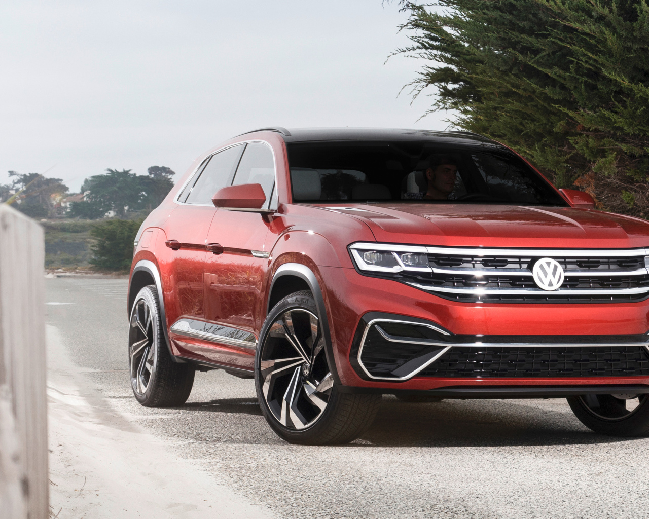 Красный внедорожник Volkswagen Atlas 2018 года