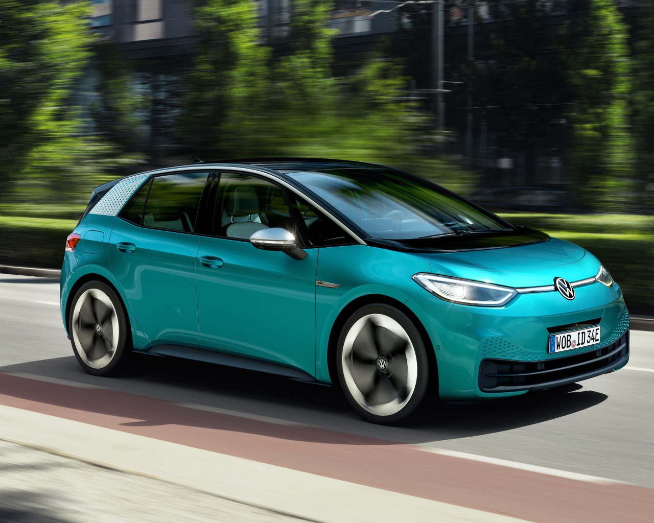 Автомобиль Volkswagen ID.3 1st 2019 года едет по городу