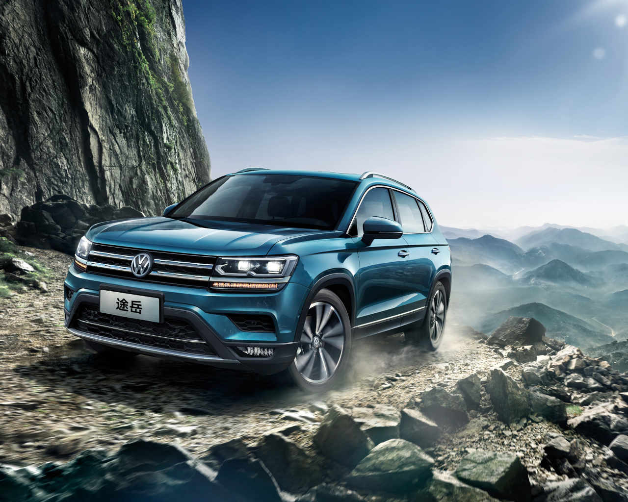 Синий внедорожник Volkswagen Tharu 2018 года в горах 