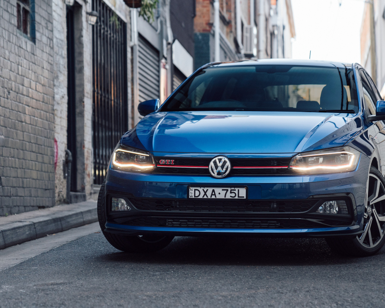 Синий автомобиль Volkswagen Polo GTI 2018 года 