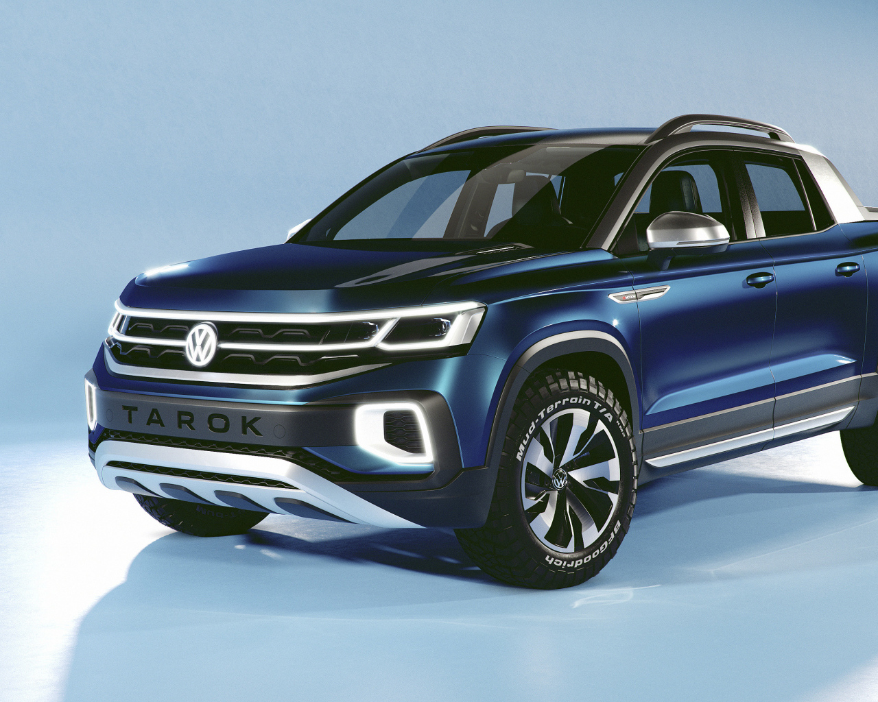 Синий внедорожник Volkswagen Tarok Concept 2019 года на голубом фоне