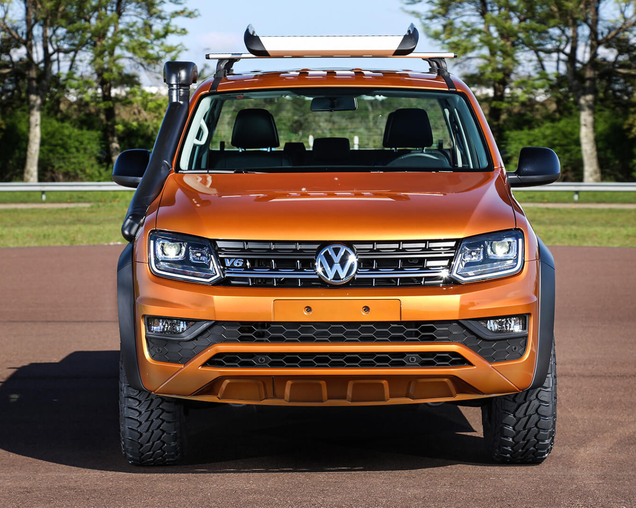 Золотистый внедорожник Volkswagen Amarok V6 вид спереди 