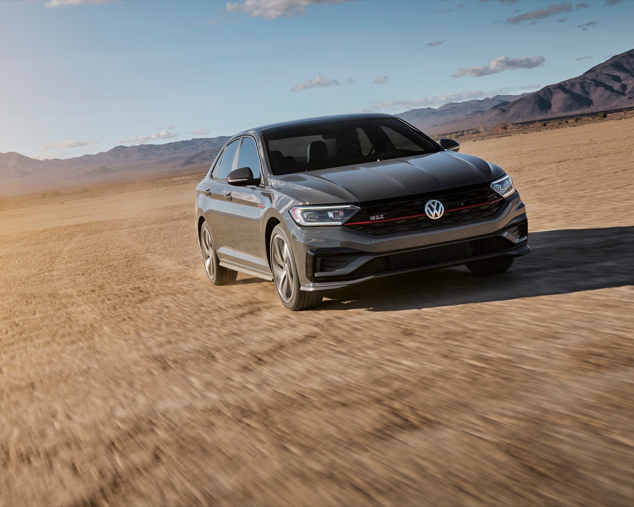 Автомобиль Volkswagen Jetta в пустыне