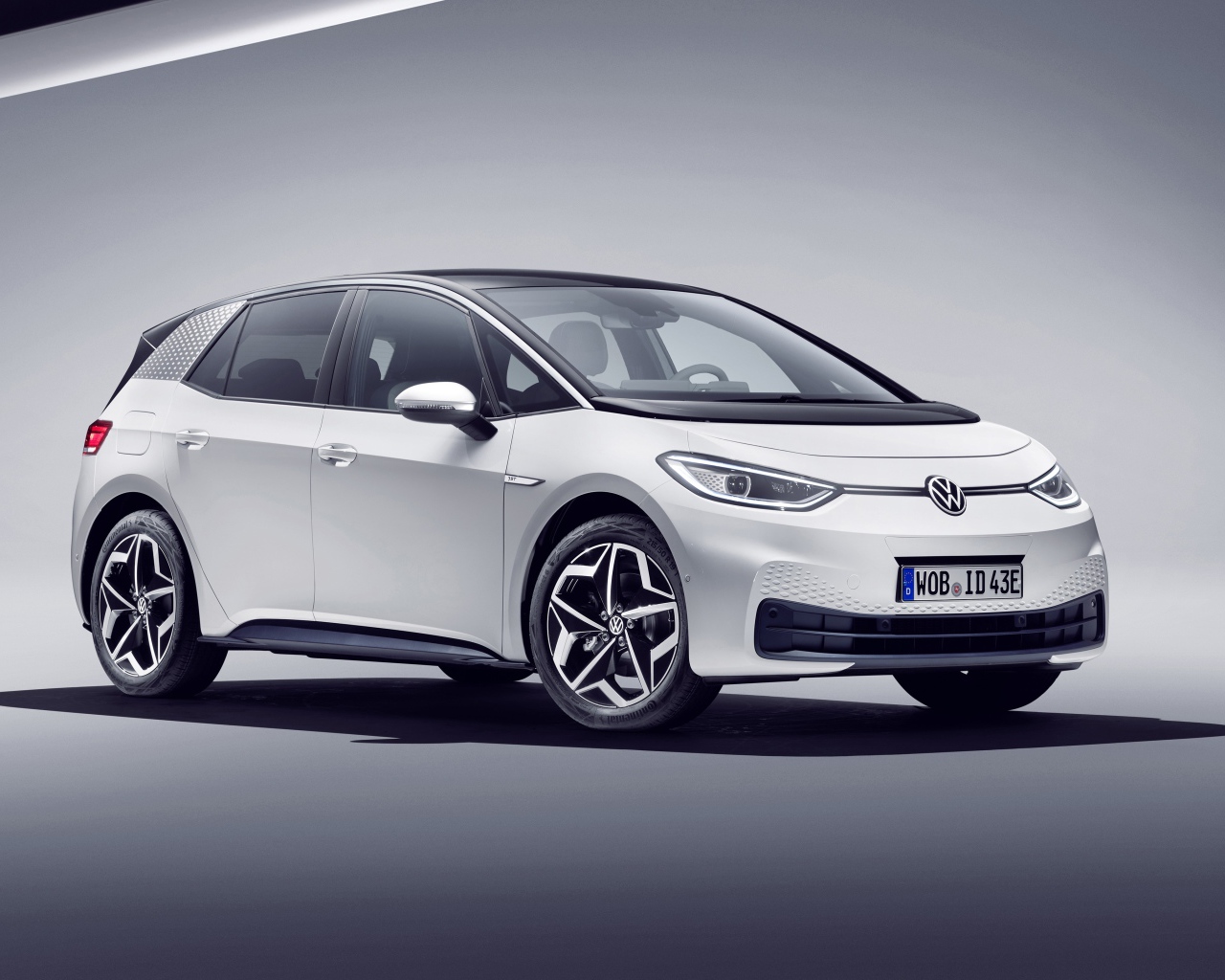 Белый Volkswagen ID.3 1st 2019 года на сером фоне