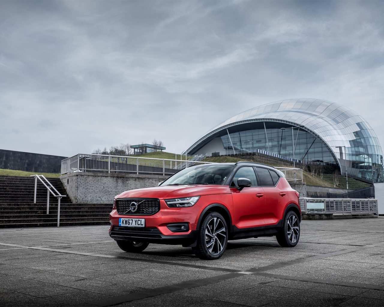 Красный внедорожник Volvo V60 на фоне пасмурного неба