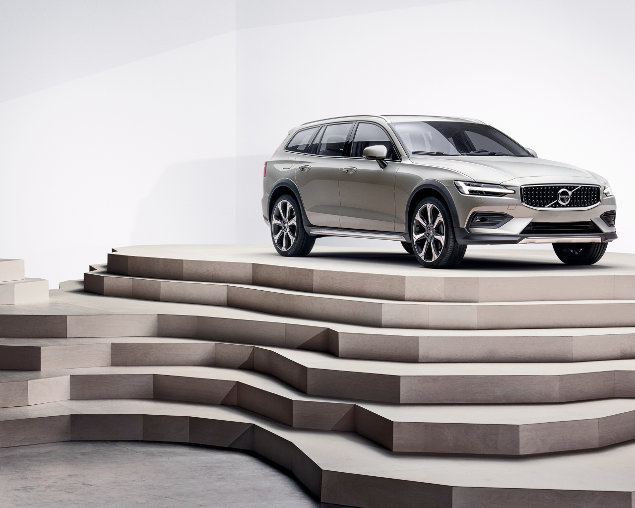 Серебристый автомобиль Volvo V60 T5  на пьедестале 