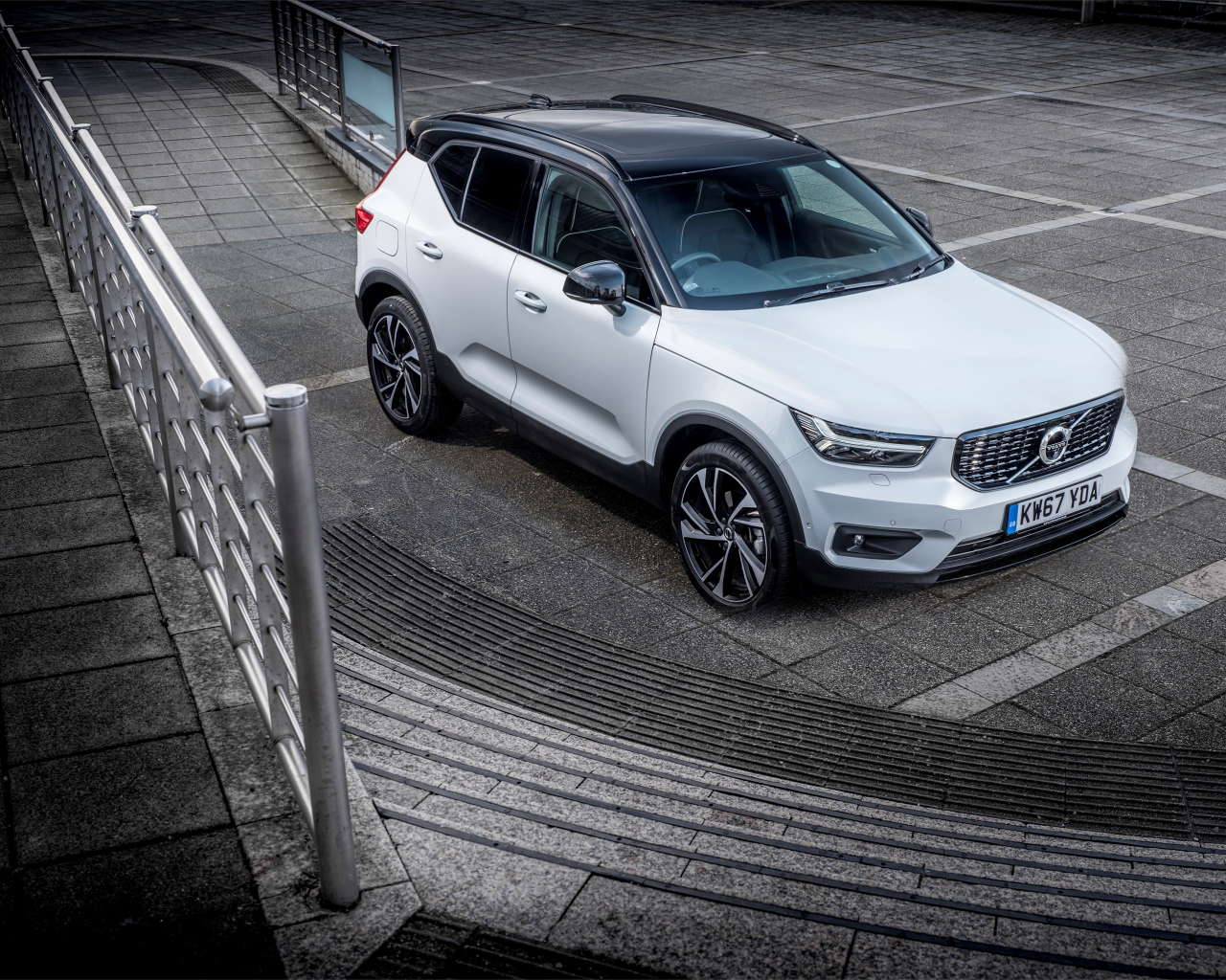 Белый автомобиль Volvo V60 у ступенек 