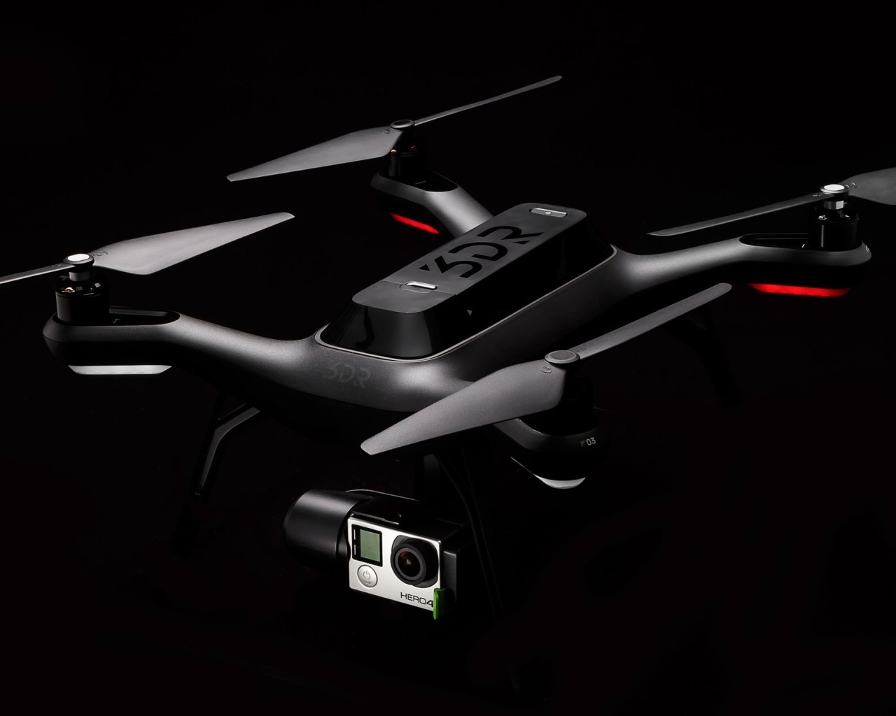 Квадрокоптер 3DR Solo на черном фоне