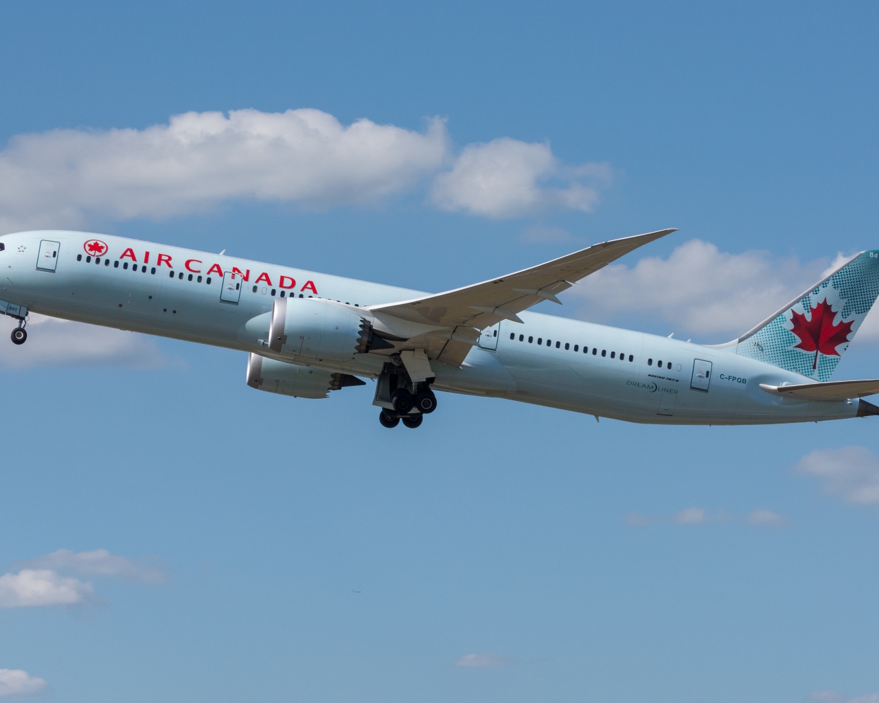 Большой пассажирский самолет Boeing 787-9 авиакомпании Air Canada в небе