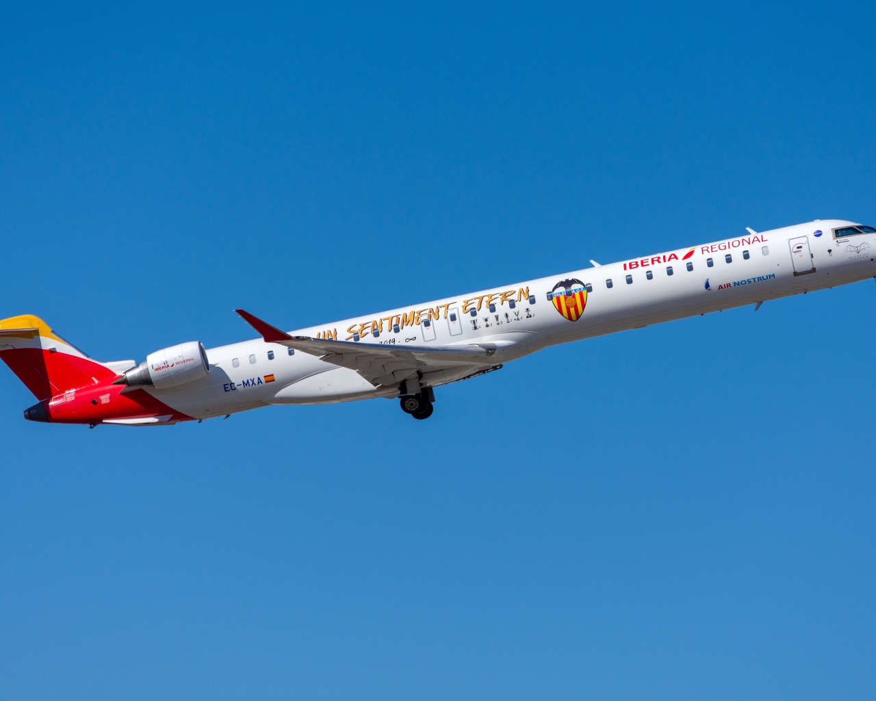 Самолет Bombardier CRJ-1000 авиакомпании Air Nostrum на фоне голубого неба