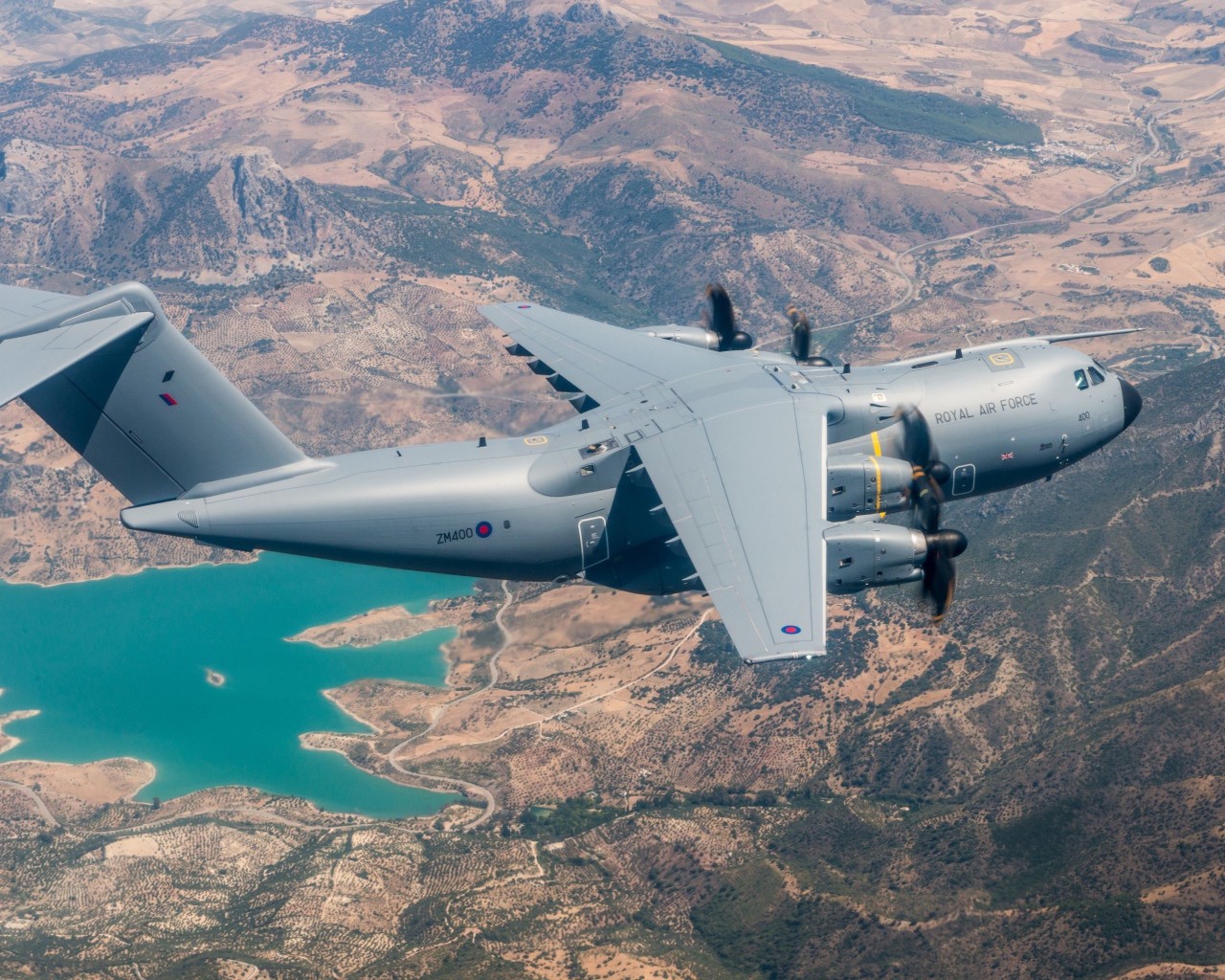 Военный самолет Airbus A400M в небе 