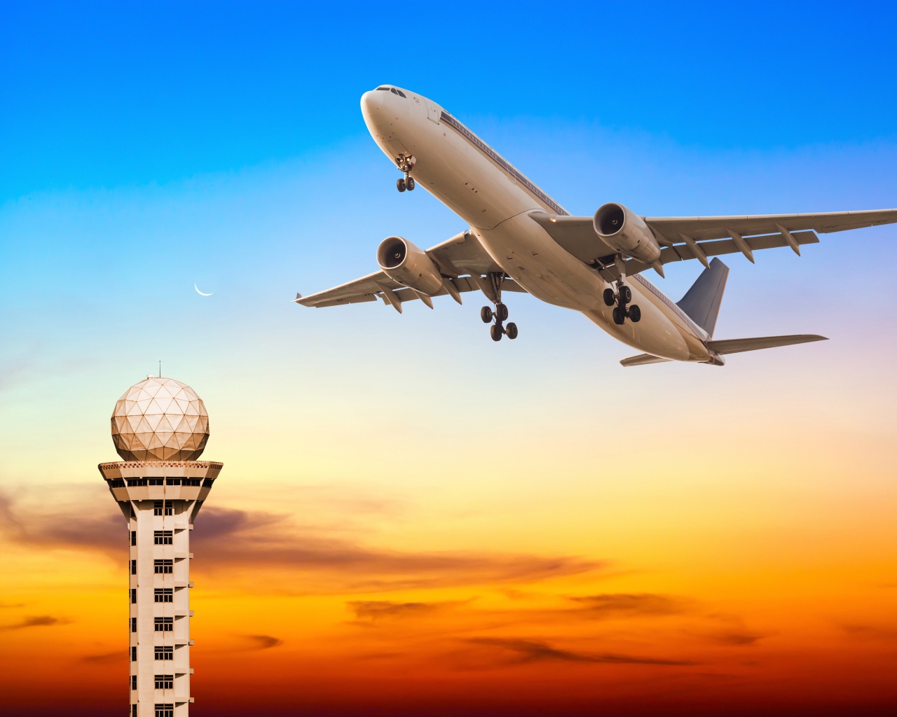 Самолет в небе над телебашней