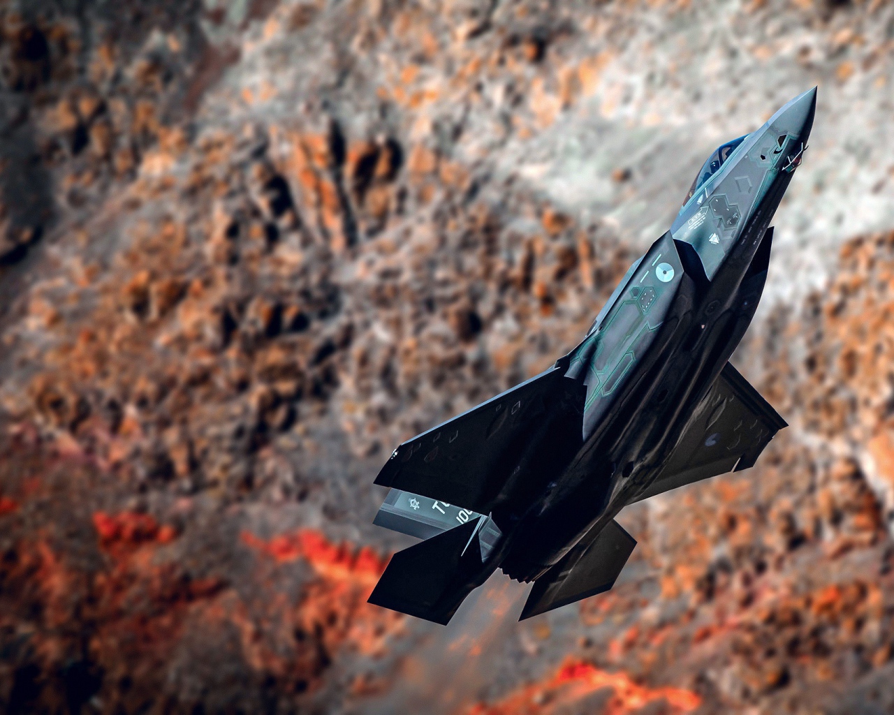 Черный истребитель F-35A Lightning II на фоне гор