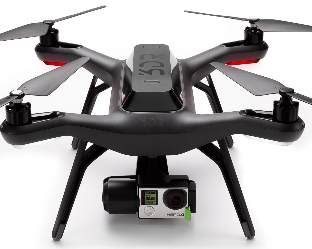Черный квадрокоптер 3DR Solo на белом фоне