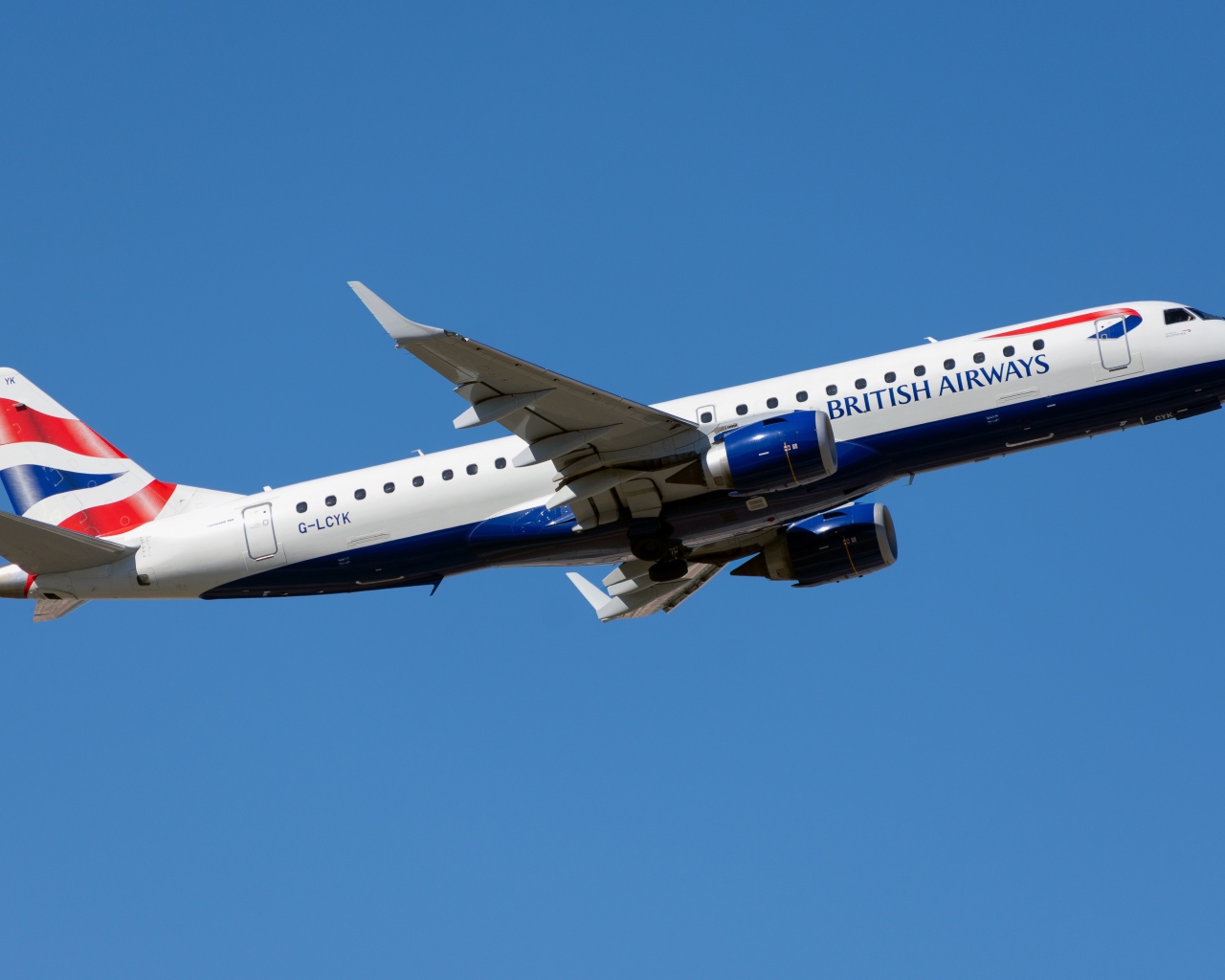 Пассажирский самолет Embraer ERJ-190 авиакомпании British Airways в небе