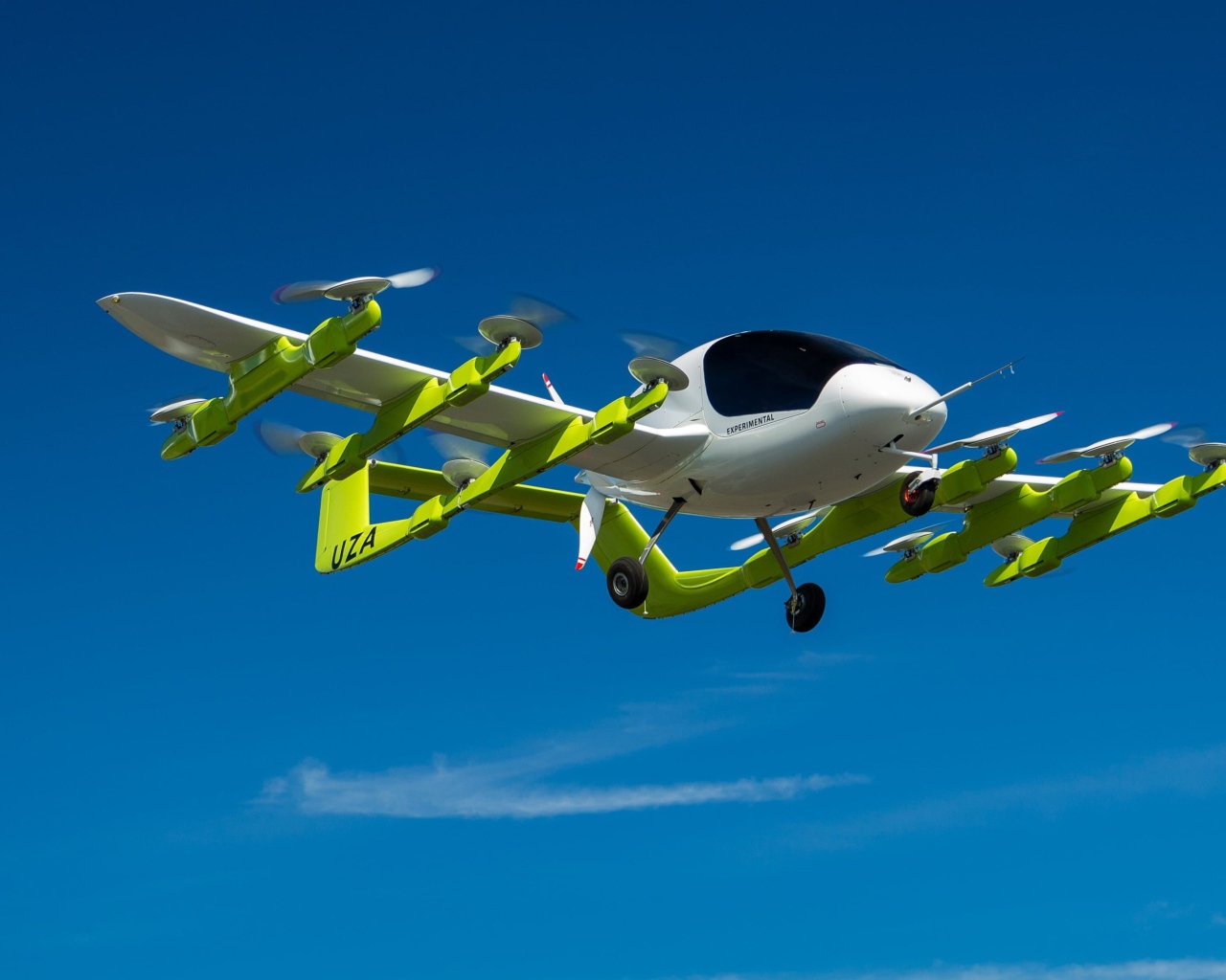 Электронный летательный дрон  Kitty Hawk Cora в небе