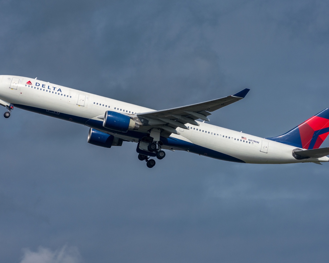 Большой пассажирский Airbus авиакомпании  Delta Air Lines