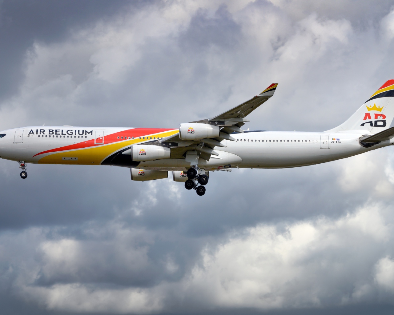 Большой пассажирский Airbus A340-300 компании AIR BELGIUM