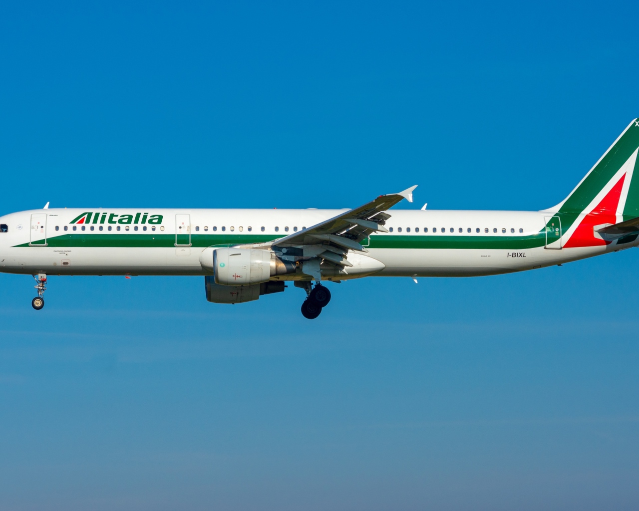 Пассажирский Airbus A321-100 в голубом небе 