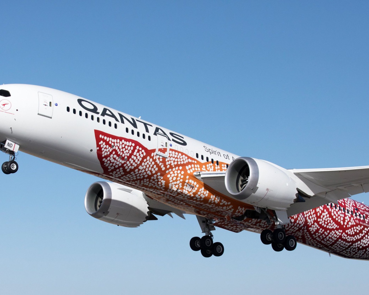 Самолет авиакомпании Qantas в небе