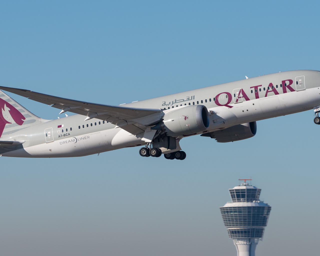 Аэробус авиакомпании Qatar летит в небе