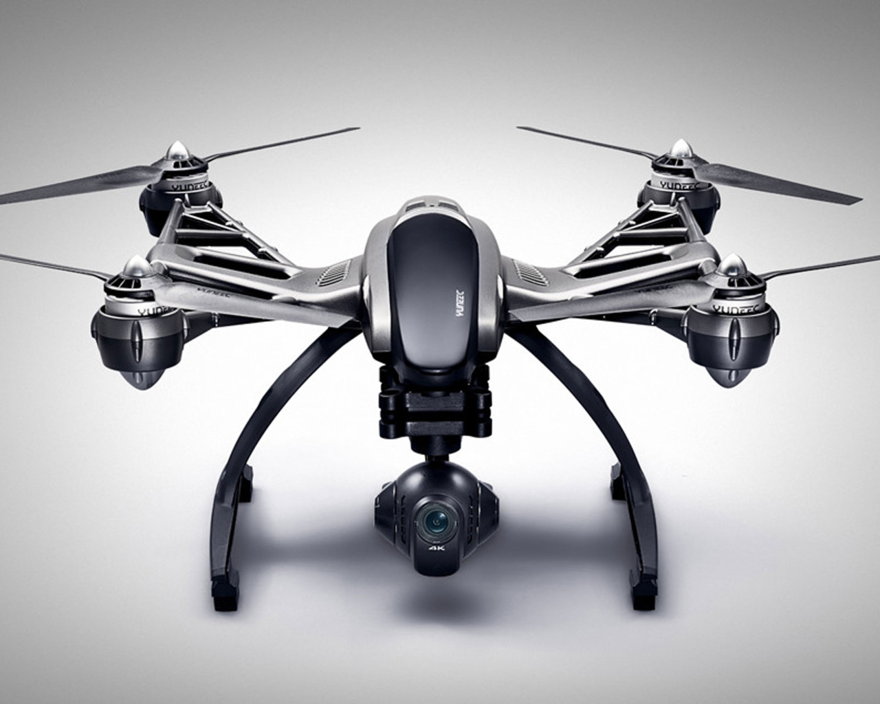 Квадрокоптер Yuneec Typhoon Q500 4K на сером фоне