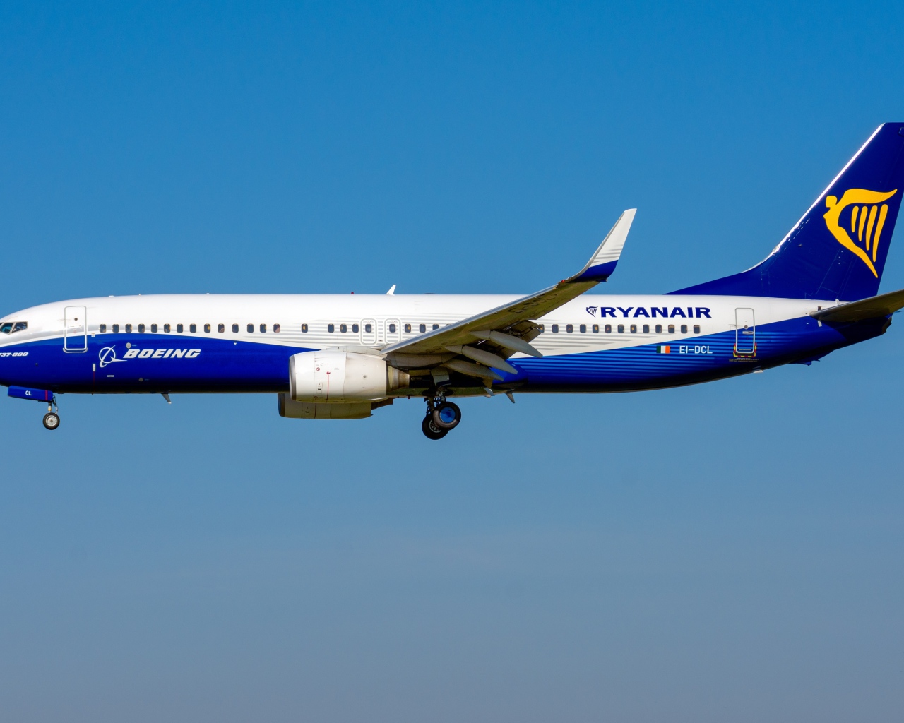 Пассажирский Boeing 737-800W авиакомпании  Ryanair в небе