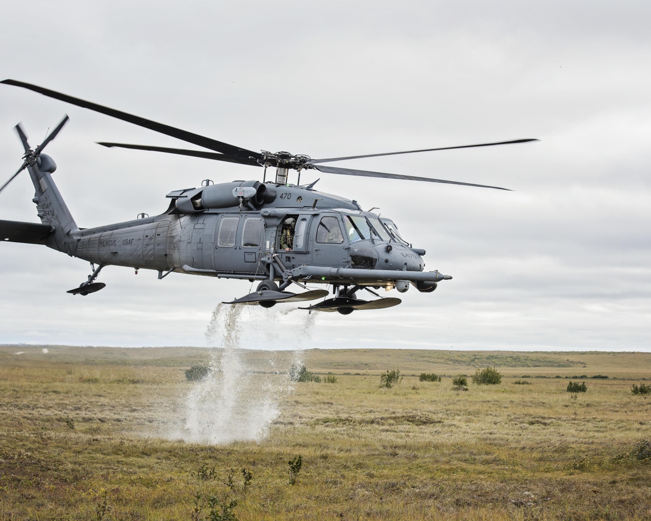 Военный вертолет Sikorsky HH-60 Pave Hawk с водой