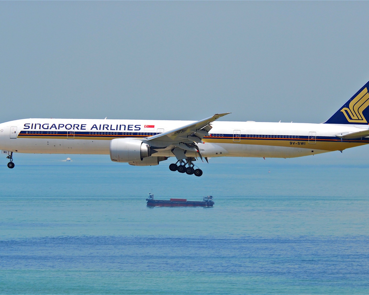 Аэробус авиакомпании Singapore Airlines летит над морем