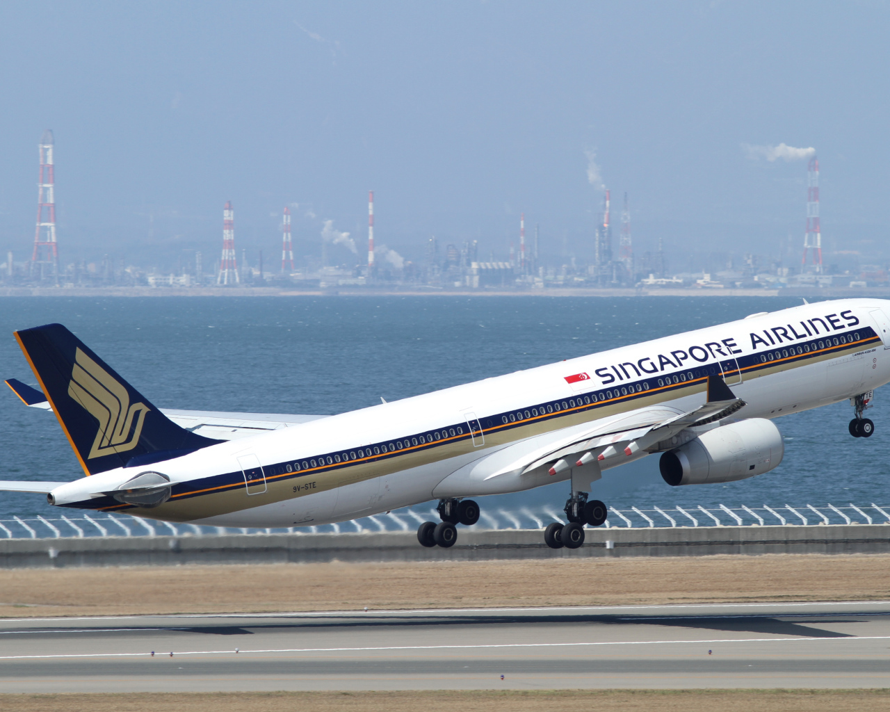 Самолет авиакомпании Singapore Airlines на взлете