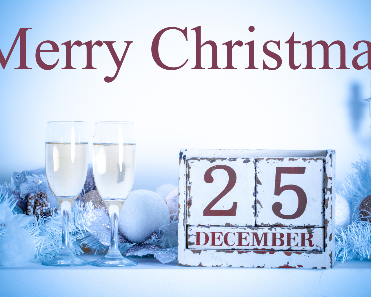 Открытка на Рождество с бокалами 